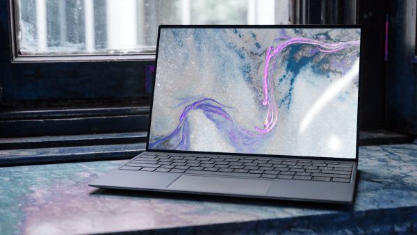 Laptop met kleurrijk abstract beeldscherm op een tafel